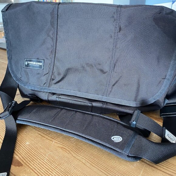 Timbuk2 Classic Messenger Bag with laptop sleeve -- medium -- black - Picture 2 of 14